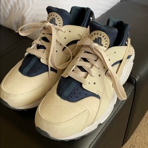 Nike Air Huarache Women size 8